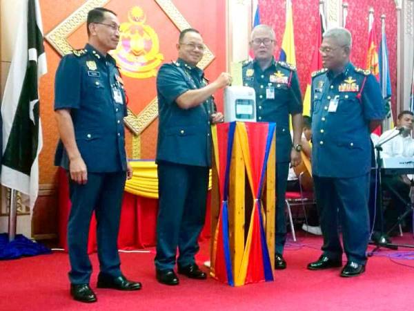 Hamdan (dua dari kanan) menyaksikan Amer (dua dari kiri) mengetik kad tugas terakhirnya di sini hari ini.