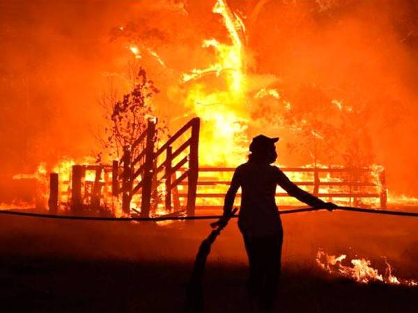 Empat orang maut dan lebih 300 kediaman musnah sejak negara itu dilanda kebakaran bulan lalu. - Foto AFP