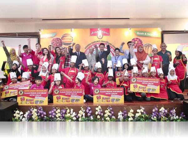 Mu'tamir (berdiri, lapan dari kanan) bersama peserta Pertandingan Ayam Brand Suku-Suku Separuh di Hospital KPJ Ampang, Kuala Lumpur kelmarin.