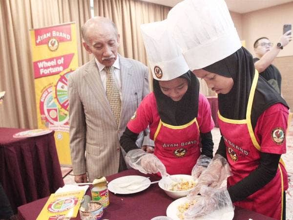 Mu'tamir (kiri) melihat aktiviti yang dilakukan peserta Pertandingan Ayam Brand Suku-Suku Separuh di Hospital KPJ Ampang, Kuala Lumpur kelmarin.