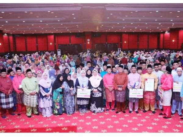 Penerima anugerah bergambar kenangan selepas selesai majlis.