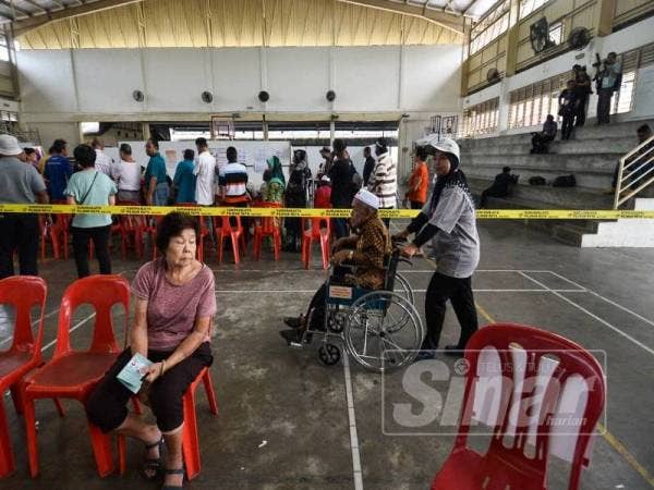 Kemudahan kerusi roda turut disediakan untuk pengundi kurang upaya. - Foto SHARIFUDIN ABDUL RAHIM