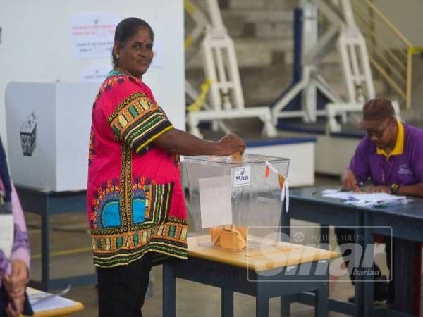 Kogilla membuang undi di Pusat Mengundi Sekolah Jenis Kebangsaan (C) Yu Ming. - Foto SHARIFUDIN ABDUL RAHIM