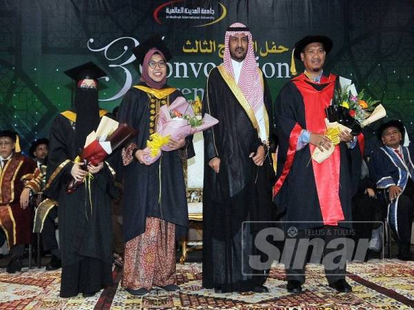 Bandar Salman (dua dari kanan) bersama Mohd Zamri (kanan), Nur Hafizah (dua dari kiri) serta Al-Fadhli (kiri).