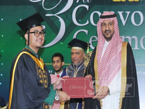 Bandar Salman (kanan) menyampaikan PhD, ijazah sarjana, ijazah sarjana muda dan diploma kepada 1,285 graduan Mediu yang menamatkan pengajian.