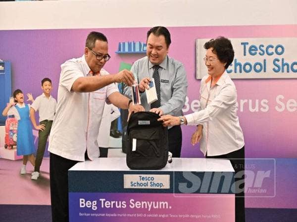 Kenneth (tengah) bersama Ketua Pegawai Eksekutif Yayasan Pintar, Karimah Tan Abdullah (kanan) dan Sabri pada pelancaran BTS di Tesco Kepong Village Mall Khamis lalu.