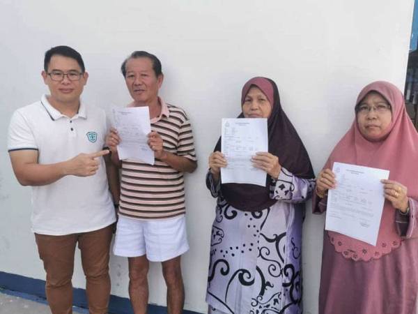 Tian Soon(kiri) bersama tiga pengundi yang membuat laporan polis di Balai Polis Permas, Pontian setelah mendakwa dinafikan hak mengundi pagi tadi.