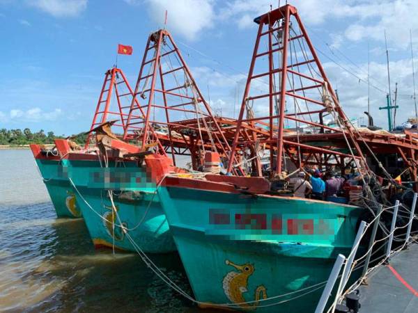 Tiga buah bot yang ditahan.