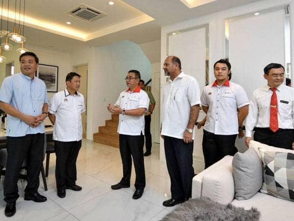 Gobind (tiga, dari kanan) bersama Adly (tiga dari kiri) ketika melawat salah sebuah rumah digital pada Majlis Perasmian Rumah Digital Anjung Gapam, dekat Ayer Keroh hari ini. - Foto Bernama