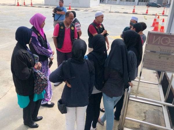 Masing-masing mendengar teguran daripada anggota penguat kuasa.