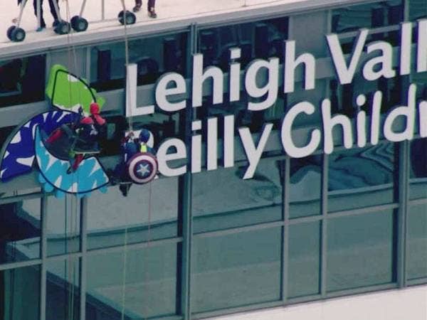 Sekumpulan pencuci tingkap profesional di Pennsylvania, AS bersiap-sedia memberi 'kejutan' kepada pesakit di Hospital Kanak-Kanak Lehigh Valley Reilly.