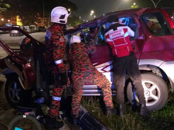 Operasi menyelamat oleh pasukan bomba dan perubatan di lokasi. - Foto JBPMKL