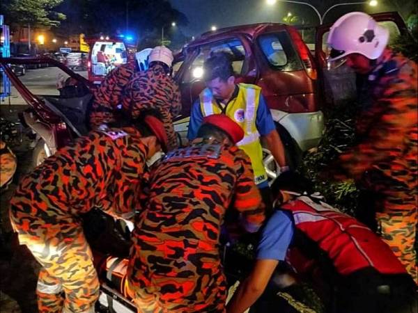 Operasi menyelamat oleh pasukan bomba dan perubatan di lokasi. - Foto JBPMKL