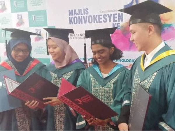 Nur Farziana (kiri) dan Nor Syahirah (dua dari kiri) bersama dua lagi graduan yang menerima anugerah sama pada Majlis Konvokesyen UMP semalam.