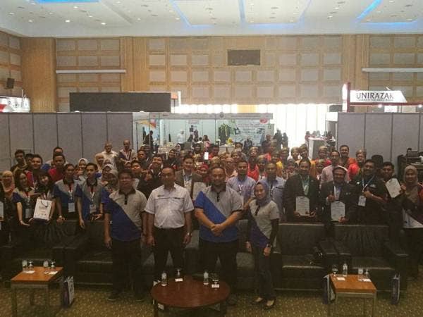 Abd Karim (depan, dua dari kanan) bergambar bersama pempamer dan pengunjung Karnival Informasi Pendidikan Iklanika di Kuala Lumpur semalam.