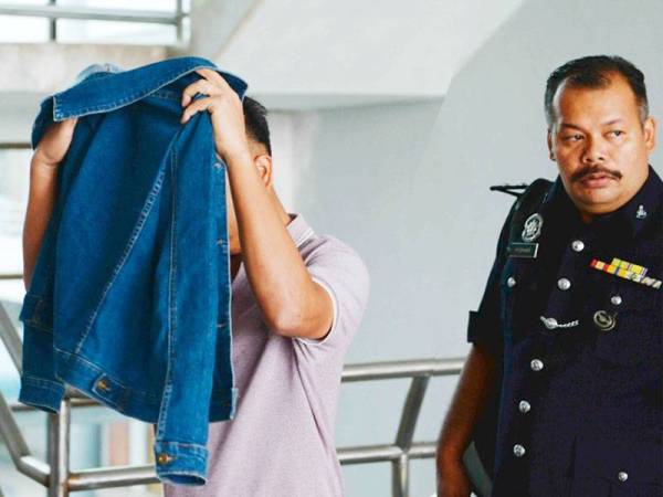 Pekerja kontrak, Chee Kwang turut dituduh melakukan khianat dengan api bersama-sama dua tertuduh lain.