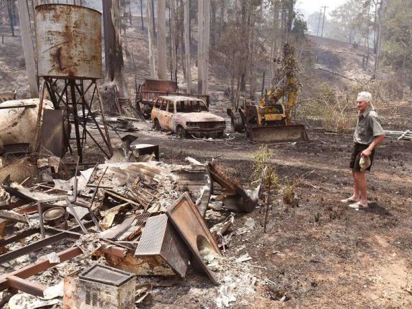 Seorang penduduk melihat kemusnahan harta benda miliknya di Nabiac terletak kira-kira 350 kilometer di utara Sydney.