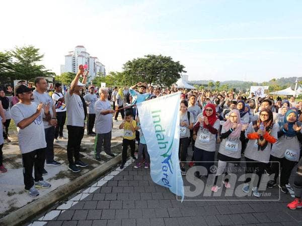 Xavier membuat gimik pelepasan bagi program IWK 2Five Run yang berlangsung di Pantai Eco Park.
