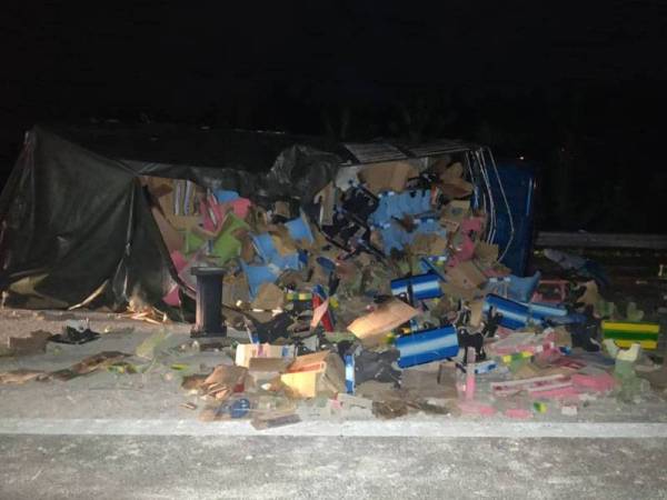 Keadaan lori yang dirempuh bas ekspres dalam kejadian jam 1.30 pagi.