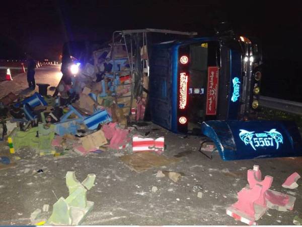 Keadaan lori yang sarat dengan muatan kerusi batu terbalik dan terseret sejauh 50 meter.