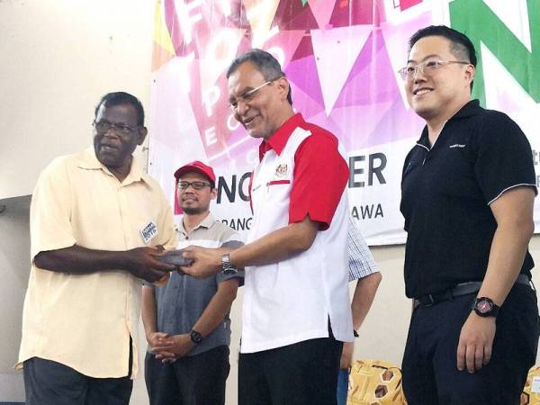 Dzulkefly (dua dari kanan) menyampaikan sumbangan cermin mata kepada salah seorang penerima pada Penutup NEHA 2019 di Dewan Orang Ramai Kampung Assam Jawa di sini hari ini.