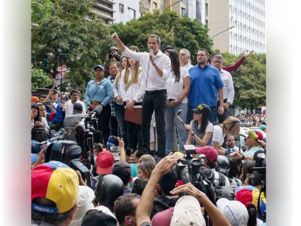 Guaido (tengah) ketika berucap di hadapan para penyokongnya di Caracas semalam.