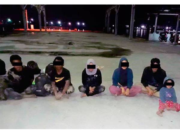Antara individu yang ditahan Maritim Selangor, semalam.