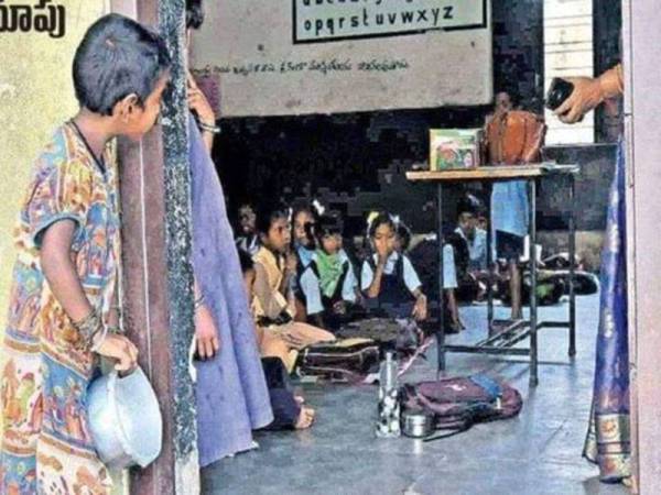 Gambar Divya mengintai bilik darjah di sebuah sekolah kerajaan di India bagi mendapatkan lebihan makanan pelajar menyentuh hati netizen.