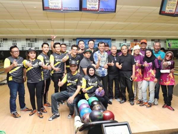 Barisan artis dan pegawai PPZ-MAIWP pada Kejohanan Boling bersama Selebriti Finas dan PPZ-MAIWP di Wangsa Walk semalam.