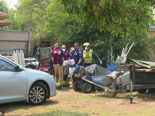 Wanita itu dibawa ke hospital dengan menaiki ambulans selepas berjaya diselamatkan.