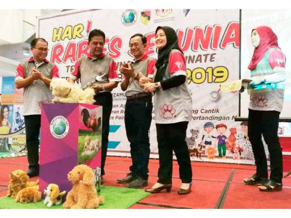 Dr Quaza Nizamuddin (dua dari kiri) merasmikan Hari Rabies Sedunia Peringkat Kebangsaan anjuran Jabatan Perkhidmatan Veterinar di Seremban Prima Mall semalam.