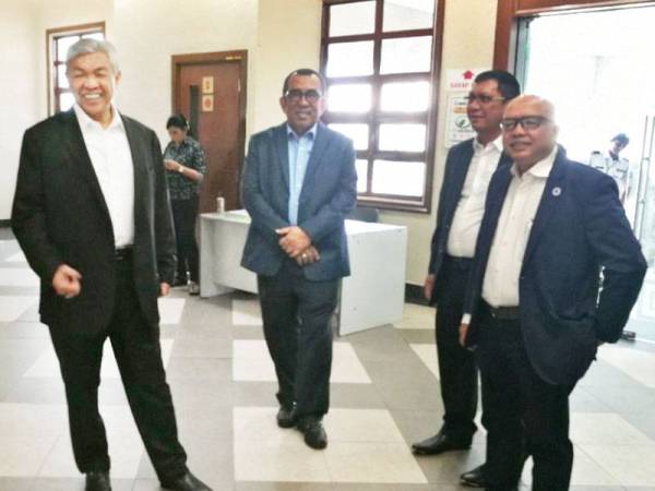 Zahid (kiri) ketika berada di luar Mahkamah Tinggi Kuala Lumpur.