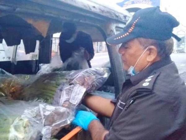 Anggota Maqis membuat pemeriksaan terhadap sayur-sayuran yang dibawa masuk di ICQS Rantau Panjang.