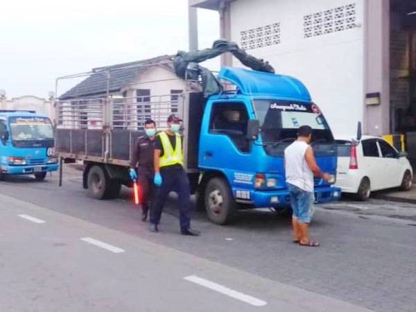 Anggota Maqis melakukan pemeriksaan terhadap lebih 200 buah kenderaan di ICQS Rantau Panjang.
