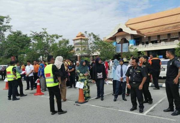 Mereka yang terlibat berhimpun di kawasan yang selamat.