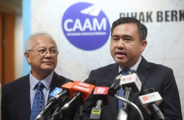 Anthony Loke (kanan) ketika sidang media berkenaan penyenaraian CAAM kepada pengawal selia kategori dua oleh FAA Amerika Syarikat di Ibu Pejabat Pihak Berkuasa Penerbangan Awam Malaysia, Persiaran Perdana, Presint 3 hari ini. -Foto Bernama