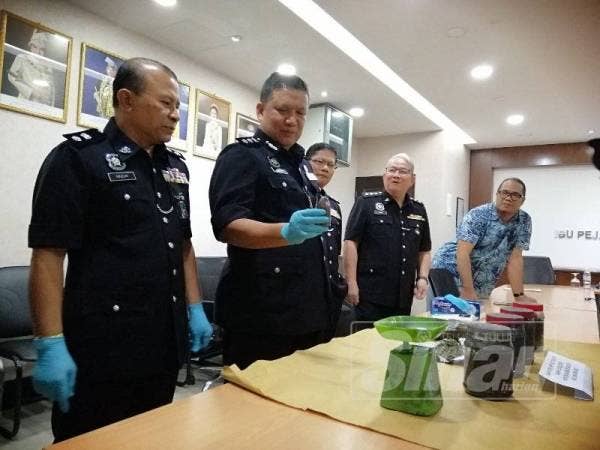 Ketua Polis Daerah Ipoh, Asisten Komisioner A Asmadi Abdul Aziz menunjukkan alat baharu yang digunakan sindiket penghasilan dan pengedaran dadah jenis ganja.