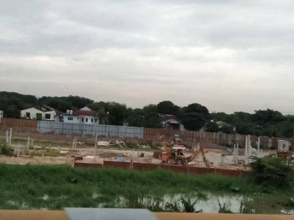 Terdapat projek perumahan di tapak yang juga sebelum ini adalah paya di tepi kunci air.