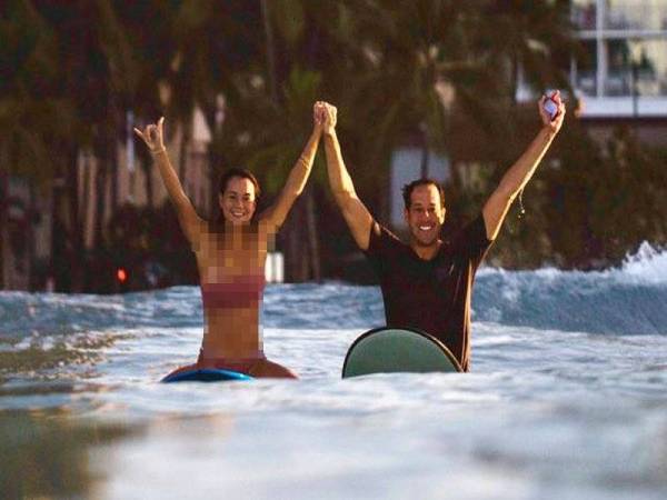 Garth melamar Oiye ketika aktiviti luncur ombak.