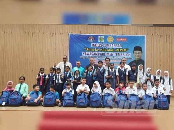 Sebahagian murid yang penerima sumbangan peralatan persekolahan yang disumbangkan Yayasan Taqwa bersama Ahmad Tarmizi dan Zabidi sempena majlis tersebut.