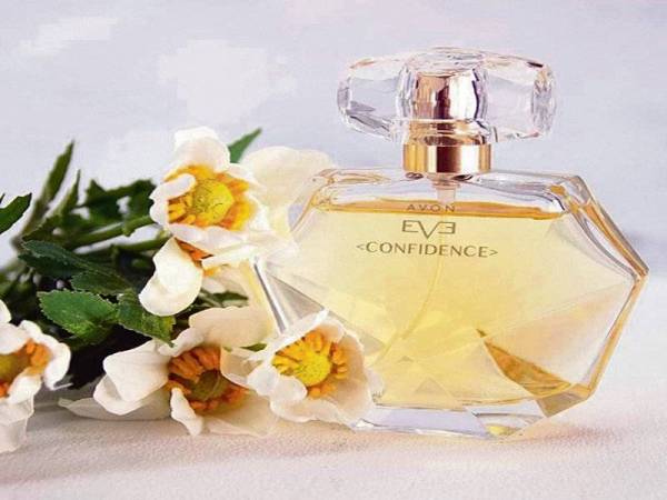 EVE Confidence adalah haruman manis kombinasi bunga melur harum, anggur hitam dan kayu oak.