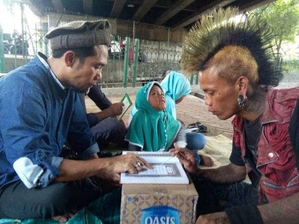 Pemuda Punk mengaji al- Quran. - Foto Facebook Tasawuf Underground