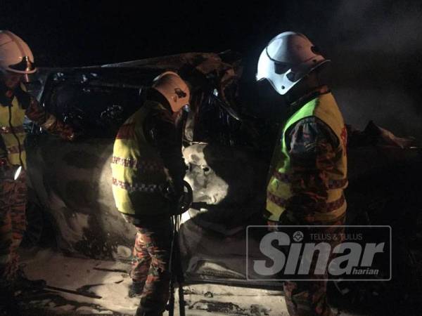 Anggota bomba ketika menjalankan kerja-kerja menyelamat dalam kejadian awal pagi tadi. 