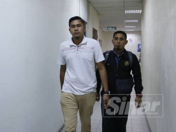 Anuar ketika dibawa keluar dari Mahkamah Sesyen Butterworth di sini hari ini.