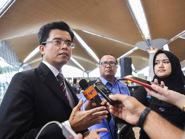 Ketua Pegawai Operasi Malaysia Airports Datuk Mohd Shukrie Mohd Salleh ditemubual pemberita selepas majlis Sambutan Hari Tandas Sedunia oleh Malaysia Airports di KLIA hari ini. - Foto Bernama