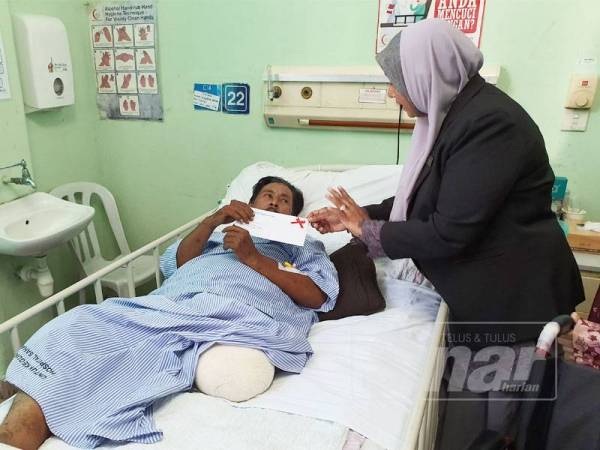 Rafidah menyampaikan pampasan hilang upaya sementara kepada Mukhtar.