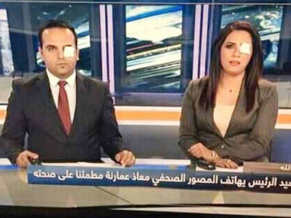 Penyampai sebuah stesen televisyen Palestin menutup mata kiri mereka sebagai tanda sokongan.