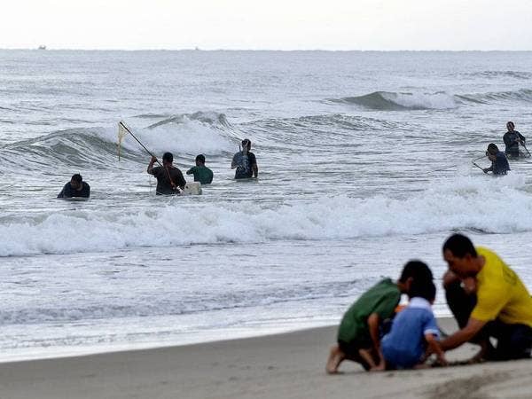 Keadaan laut bergelora ekoran perubahan cuaca Monsun Timur Laut boleh membahayakan orang ramai yang mencari kerang bulu di sini. - Foto Bernama