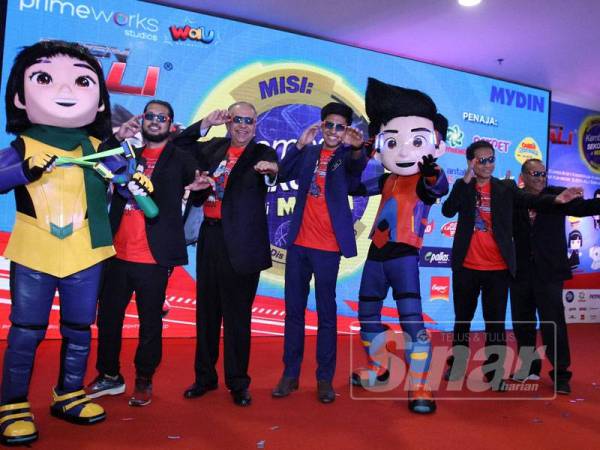 Syed Saddiq (empat dari kiri), Ameer Ali (tiga dari kiri) serta Ahmad Izham (dua dari kanan) menggayakan aksi karakter animasi Ejen Ali selepas Majlis Pelancaran kempen 'Ejen Ali Misi Kembali Ke Sekolah di Mydin' di Mydin USJ di sini hari ini. - Foto Sinar Harian ASRIL ASWANDI SHUKOR