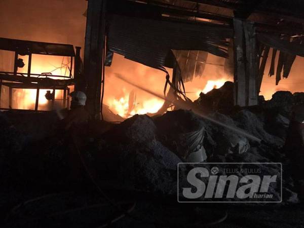 Sebuah kilang berhampiran Wisma Kastam Pelabuhan Klang terbakar petang tadi.